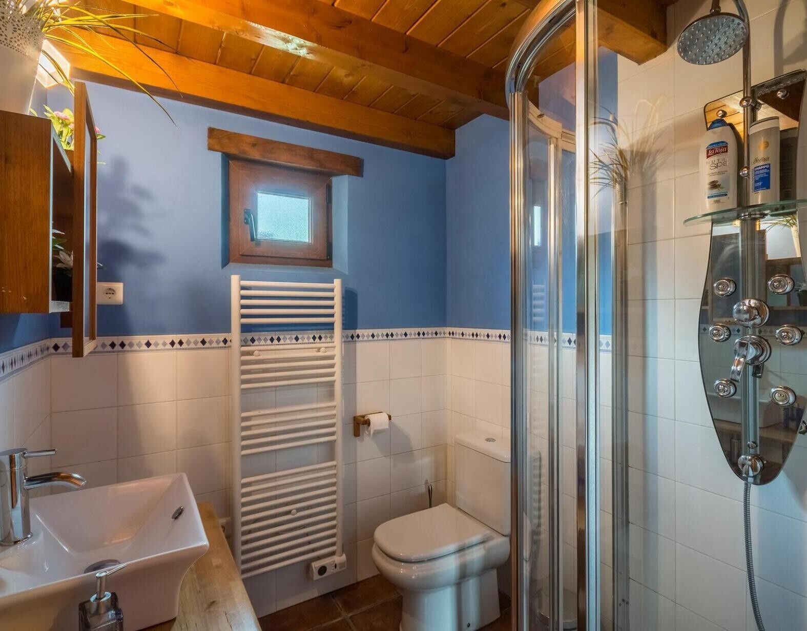 Een douche, handdoeken