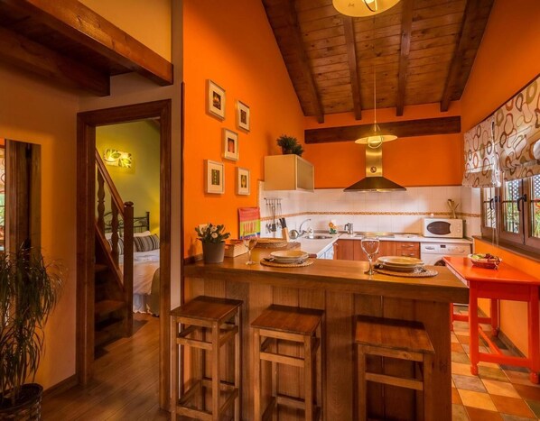 Réfrigérateur, micro-ondes, plaque de cuisson, lave-vaisselle