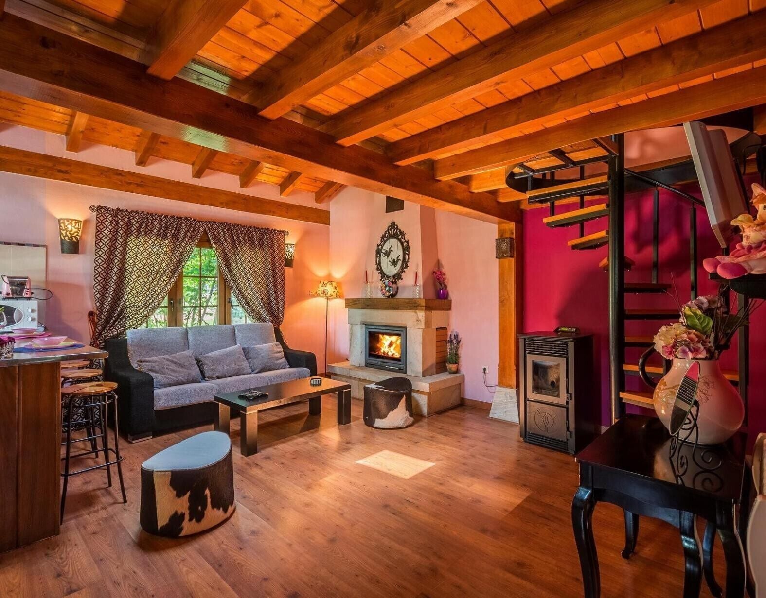 Televisión y chimenea 