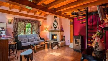 Een televisie en een open haard