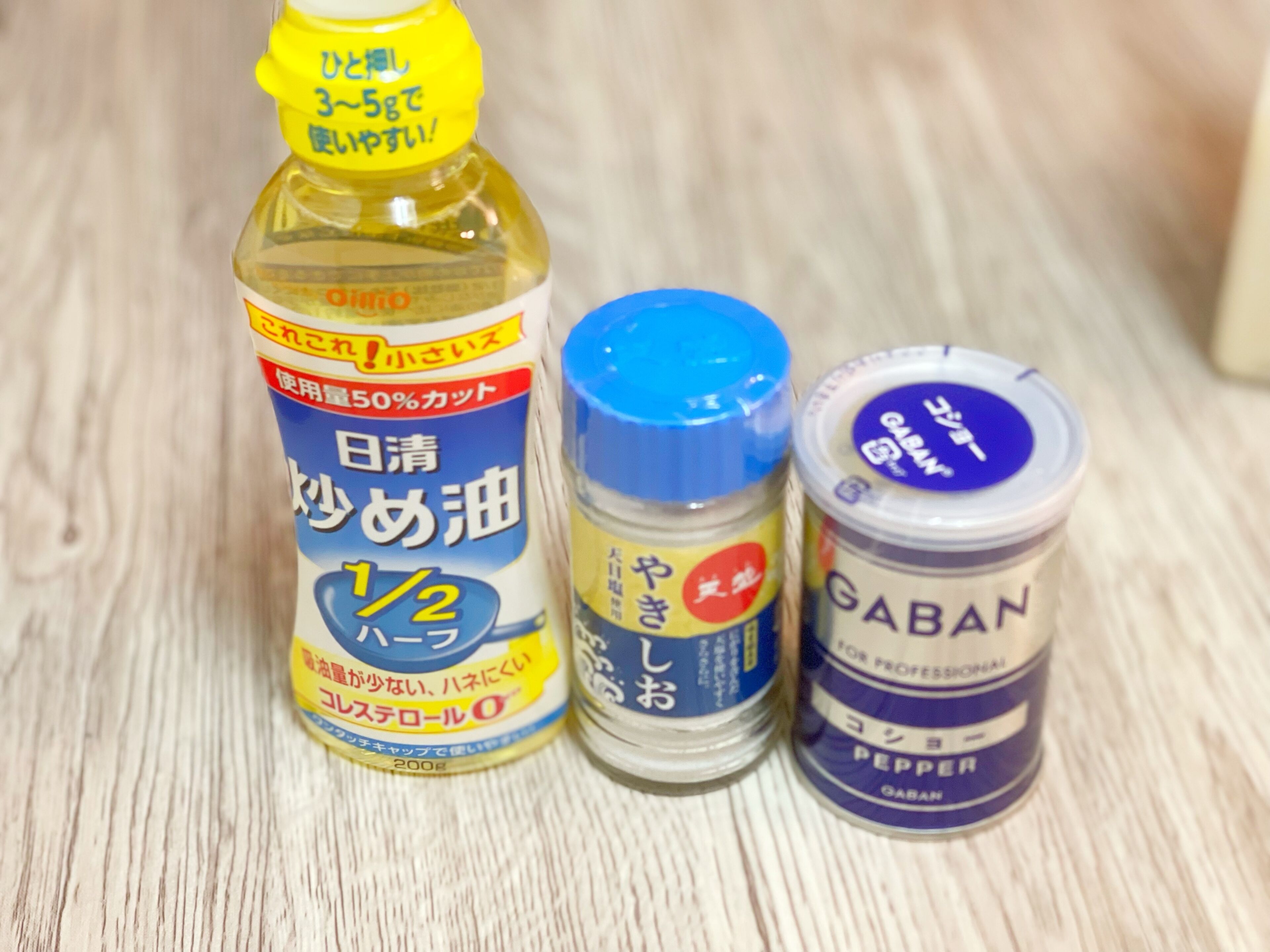 Tres recipientes con condimentos japoneses sobre una superficie de madera.