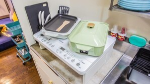 A kitchen with a microwave, a toaster, and a green container on the counter. - LVB Shibuyadogenzaka (Tokyo)
