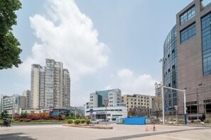 Free self parking - Youth Holiday Hotel (Fuding)