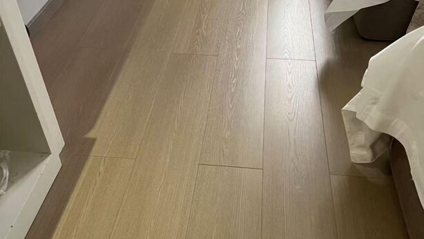 A wooden floor with a visible door frame and a white wall. - Youth Holiday Hotel (Fuding)