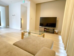 House, Partial Ocean View | Living area | Flat-screen TV - Palace Oceanside (Chatan)