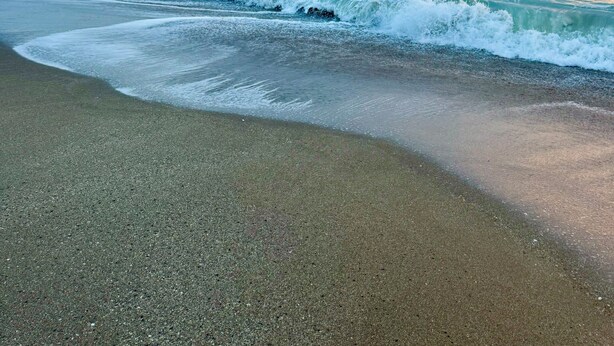 A beach with waves and a clear sky. - Beach Life 7622 (Fort Pierce)