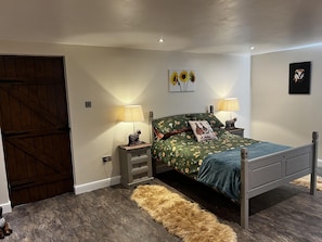 1 bedroom, WiFi, bed sheets - Luxury Country Lodge in Bretherton -sleeps (4) 1 double bed & 1 bed settee (Bretherton, Leyland)