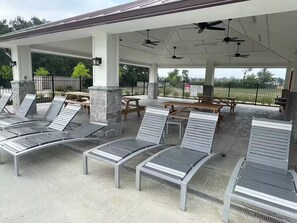 Outdoor dining - Beautiful 4-bedroom Brand New Modern House Bella with pool and park (Baton Rouge)