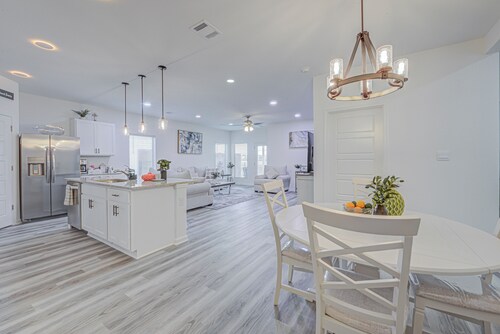  Beautiful 4-bedroom Brand New Modern House Bella with pool and park