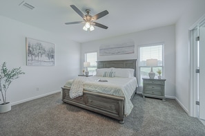 4 bedrooms, iron/ironing board, WiFi, bed sheets -  Beautiful 4-bedroom Brand New Modern House Bella with pool and park (Baton Rouge)