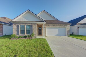 Exterior - Beautiful 4-bedroom Brand New Modern House Bella with pool and park (Baton Rouge)