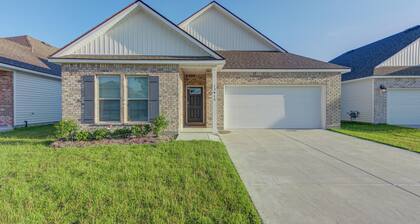 Beautiful 4-bedroom Brand New Modern House Bella with pool and park