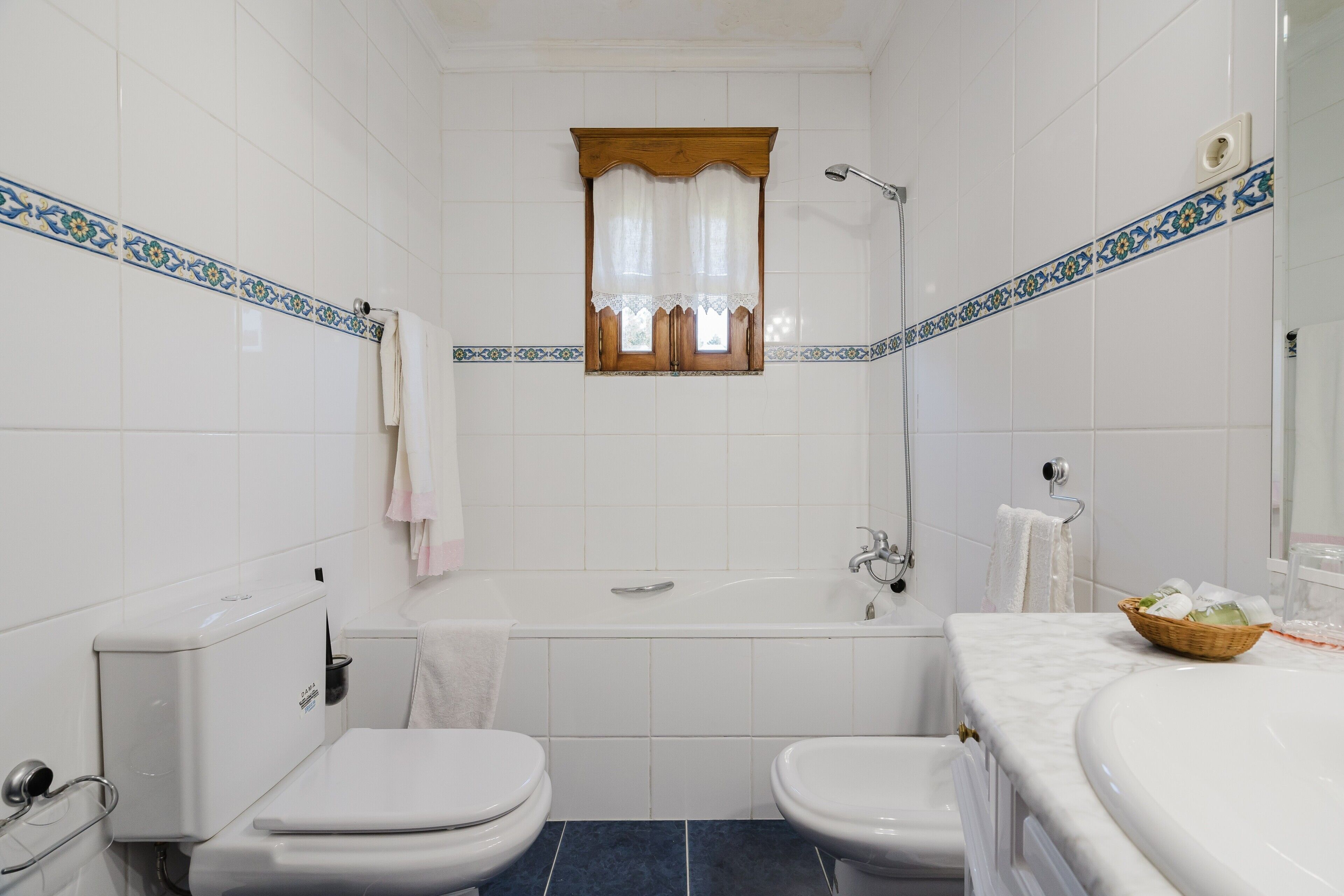 Een douche, een haardroger, handdoeken