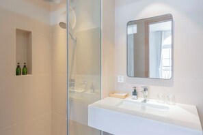 Habitación doble Deluxe, vista a la ciudad | Baño | Regadera, amenidades de baño ecológicas, secadora de cabello, toallas