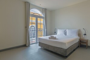 Desk, laptop workspace, soundproofing, free WiFi - HALA Home (Phu Quoc)
