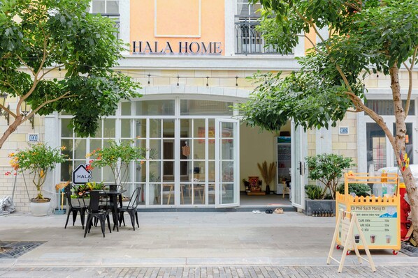 Vista frontal de la propiedad