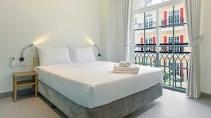 Basic Double Room, City View | Meja, ruang kerja komputer riba, kalis bunyi, Wi-fi percuma 