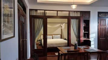 Traditional House, 2 Bedrooms, City View | In-room dining