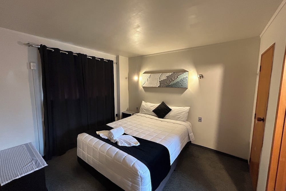 Aquarious motor inn