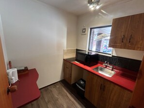 Comfort Studio | Private kitchen | Full-size fridge, microwave, stovetop, cookware/dishes/utensils - Aquarious motor inn (Hamilton)