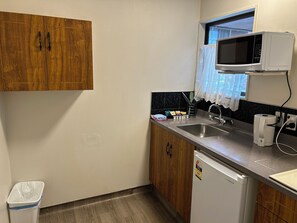 Comfort Studio | Private kitchen | Full-size fridge, microwave, stovetop, cookware/dishes/utensils - Aquarious motor inn (Hamilton)