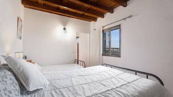 2 slaapkamers, een strijkplank/strijkijzer, gratis wifi, beddengoed