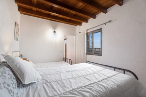 2 makuuhuonetta, silitysrauta/-lauta, ilmainen Wi-Fi, vuodevaatteet