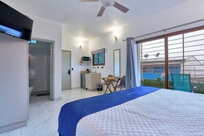 1 habitación, tabla de planchar con plancha, wifi y ropa de cama 