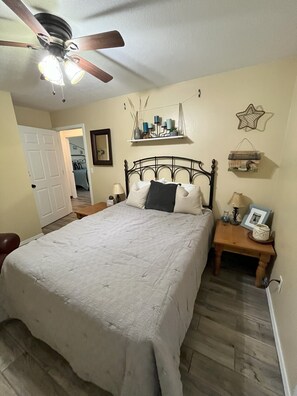 3 bedrooms, iron/ironing board, free WiFi, bed sheets - Charming 3-bedroom house in beautiful Kaw City just minutes from Kaw Lake. (Kaw City)