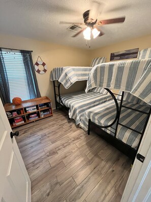 3 bedrooms, iron/ironing board, free WiFi, bed sheets - Charming 3-bedroom house in beautiful Kaw City just minutes from Kaw Lake. (Kaw City)