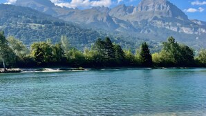 A clear view of a mountain range, a river, and a forested area. - Chalet 'Face Au Mont Blanc, South Facing' with Mountain View, Private Terrace & Wi-Fi (Cordon)