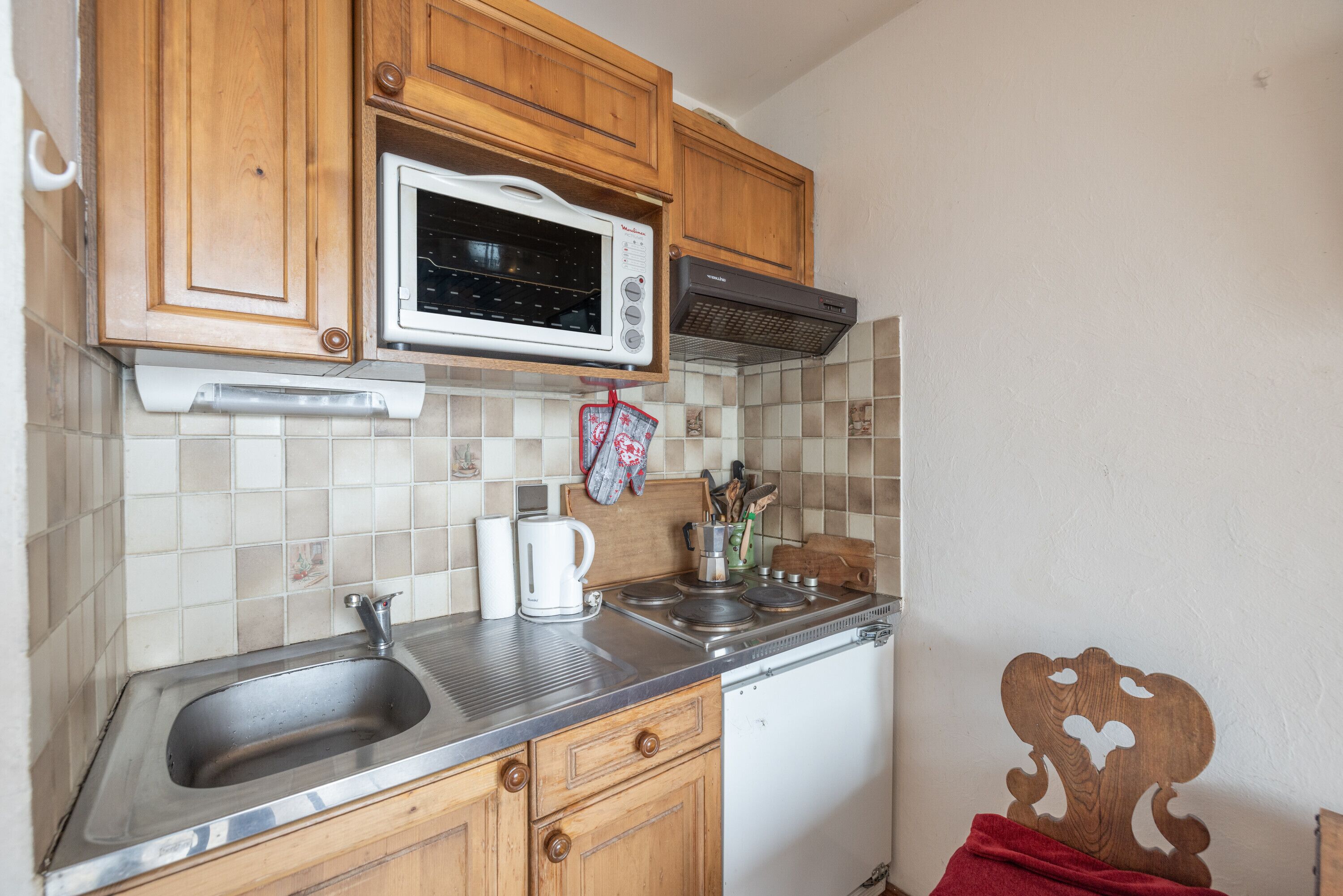 Réfrigérateur, four, plaque de cuisson, cafetière/bouilloire