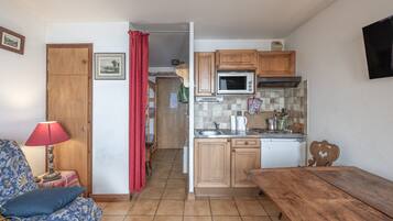 Fridge, oven, stovetop, coffee/tea maker