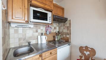 Fridge, oven, stovetop, coffee/tea maker