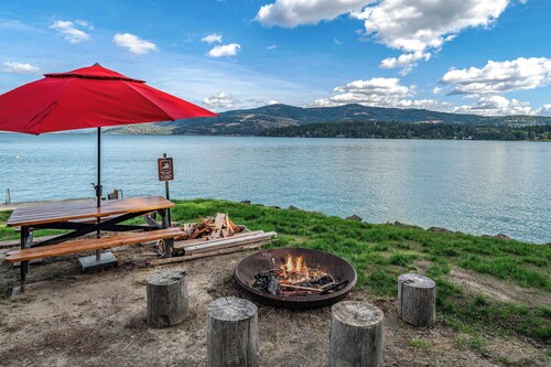 Waterfront home w/ dock, hot tub, large lawn, AC