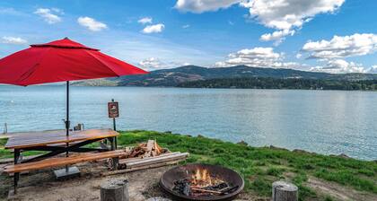 Waterfront home w/ dock, hot tub, large lawn, AC