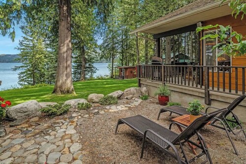Waterfront home w/ dock, hot tub, large grass lawn