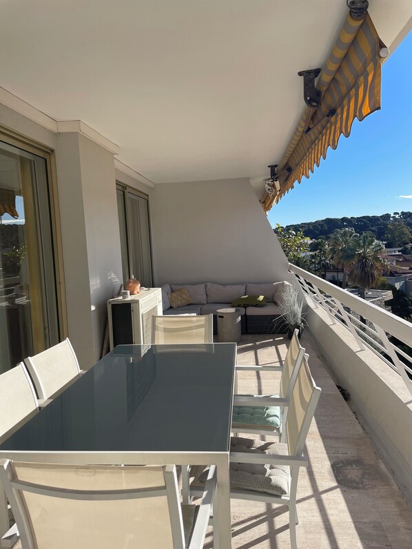 Outdoor dining - Charming 2 bedroom Antibes lighthouse view with AC, WiFi, 2 mins walk to beach. (Antibes)