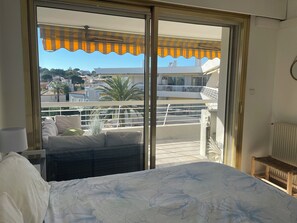 2 bedrooms, iron/ironing board, WiFi, bed sheets - Charming 2 bedroom Antibes lighthouse view with AC, WiFi, 2 mins walk to beach. (Antibes)