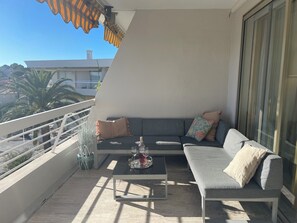 Property grounds -  Charming 2 bedroom Antibes lighthouse view with AC, WiFi, 2 mins walk to beach. (Antibes)