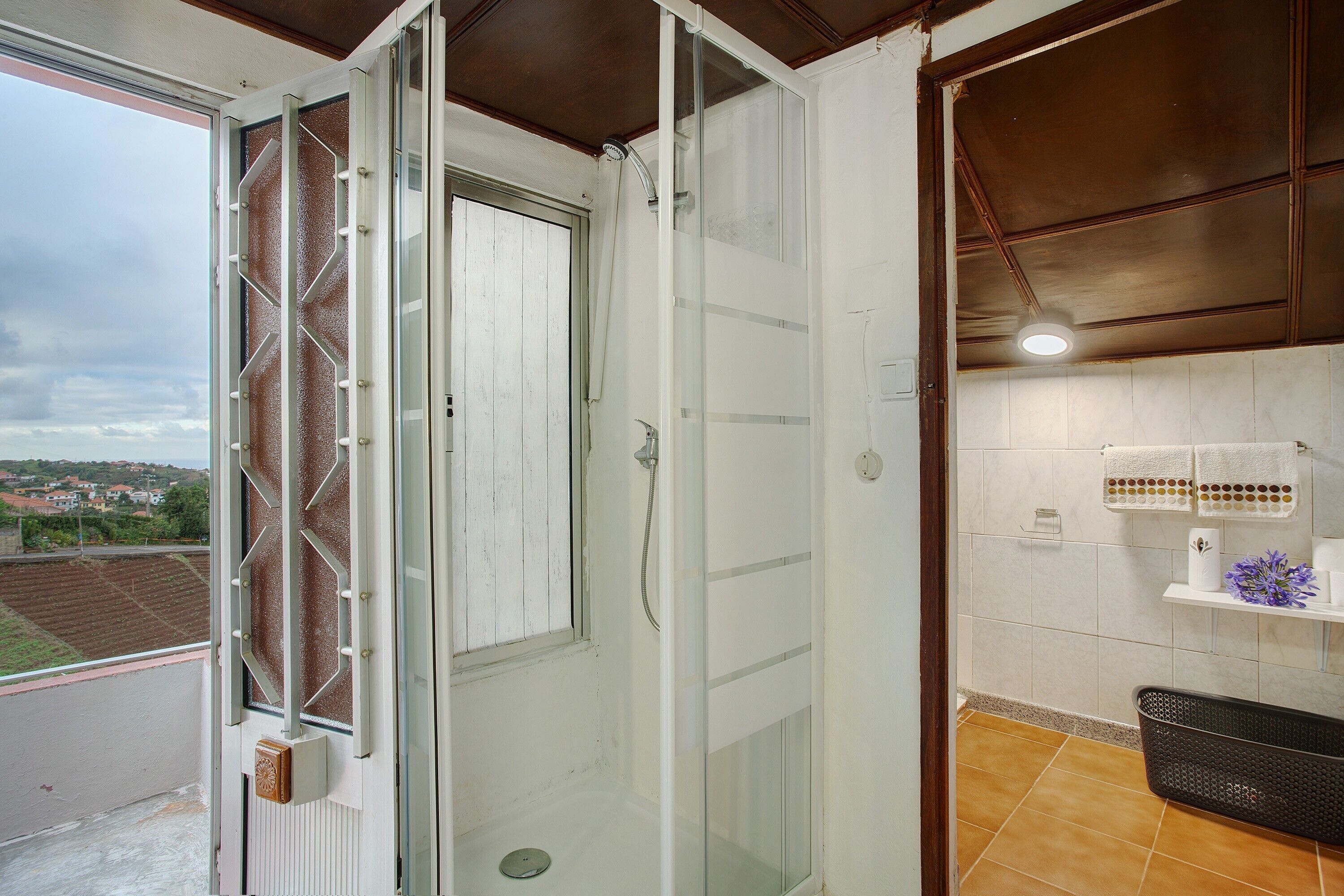 Regadera, secadora de cabello, toallas 