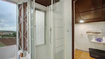 Dusj, hårføner og håndklær