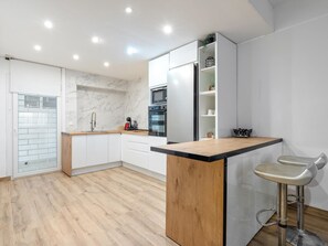 Kühlschrank, Mikrowelle, Ofen, Wasserkocher mit Kaffee-/Teezubehör