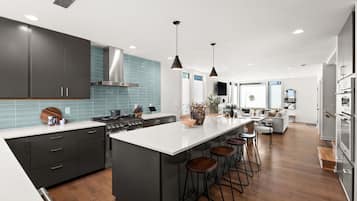 Een koelkast, een magnetron, een oven, een kookplaat