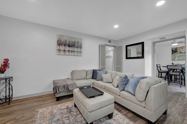 Living area - Chic 2-bedroom apartment with WiFi, AC in vibrant Dallas (Dallas)