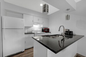 Private kitchen - Chic 2-bedroom apartment with WiFi, AC in vibrant Dallas (Dallas)