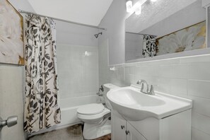 Haartrockner, Handtücher, Seife, Shampoo