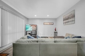 Living area - Chic 2-bedroom apartment with WiFi, AC in vibrant Dallas (Dallas)