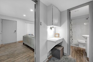 Hair dryer, towels, soap, shampoo - Chic 2-bedroom apartment with WiFi, AC in vibrant Dallas (Dallas)