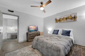 2 bedrooms, iron/ironing board, WiFi, bed sheets - Chic 2-bedroom apartment with WiFi, AC in vibrant Dallas (Dallas)